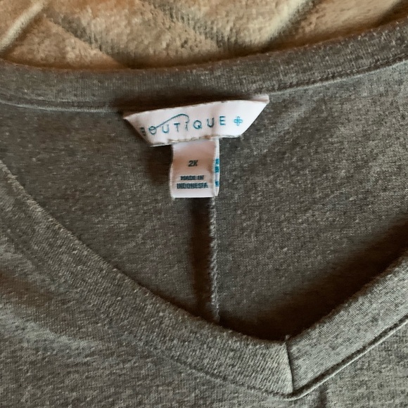 V-neck tee - Picture 3 of 3